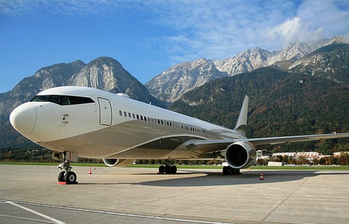 Частный самолет Boeing 767.