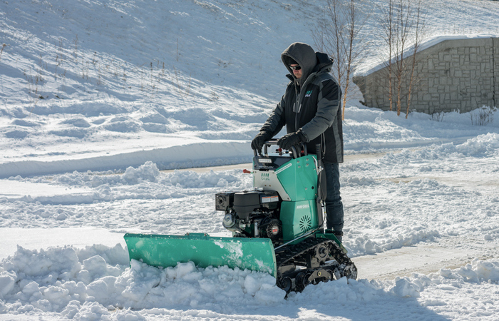 Снегоуборщик не такой легкий как кажется. Снегоуборщик не такой легкий как кажется.