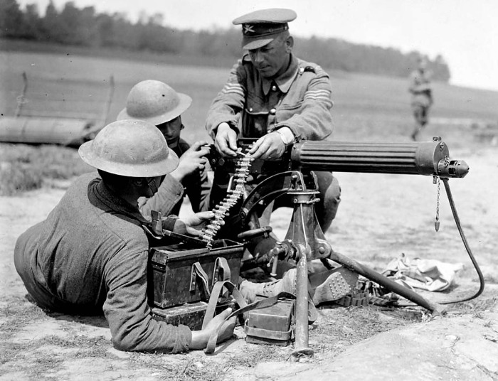 Британские солдаты за пулеметом Виккерс-Максим. |Фото: Twitter.