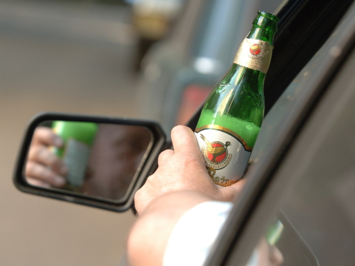 Пьяный водитель - опасность на дороге.