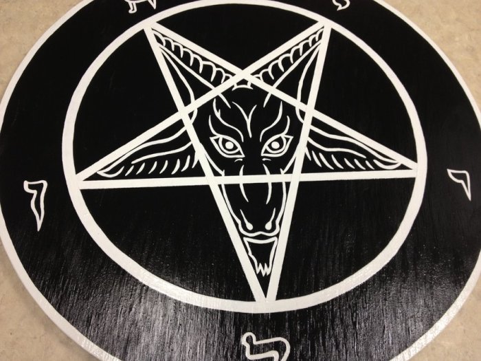 Не верьте тем, кто проводит параллели между звездой Коминтерна и знаком Бафомета. Символ сатанистов появился десятилетиями позже. |Фото: pinsdaddy.com. 