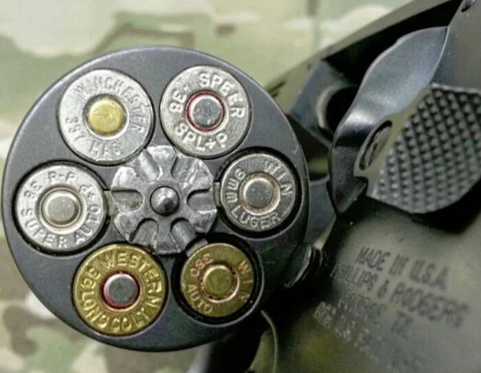 Но этот револьвер может заряжаться самыми разными патронами сразу. |Фото: vk.com.