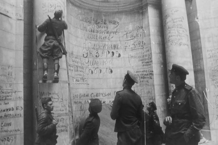 Советские солдаты оставили внутри множество надписей. |Фото: liveinternet.ru.