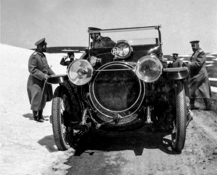 Автомобиль Николая II со свастикой. |Фото: oldtimer.ru.