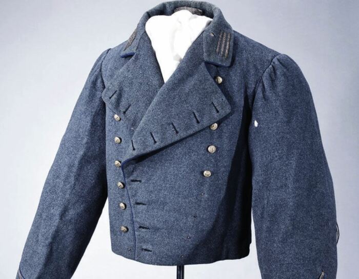 За основу куртки Шот взял костюм с отворотами XIX века. |Фото: mavink.com.