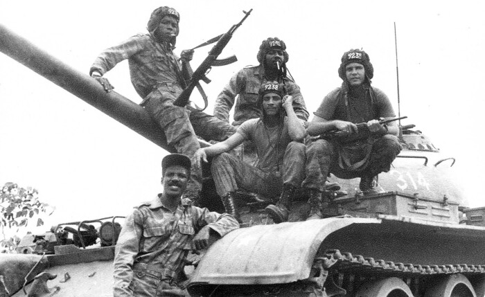В конечном счете войны ведутся ради денег, а не чтобы оставить после себя ядерную пустыню. На фото Ангола 1975 год. |Фото: fishki.net.