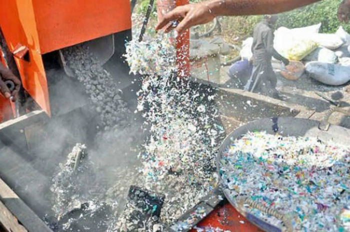 Пластиковый мусор как материал для дороги.