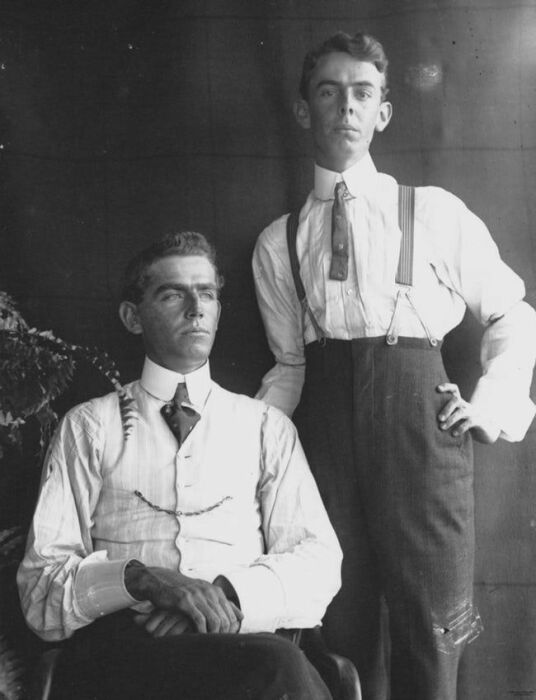Зачем европейские мужчины в начале XX века носили какие-то цепочки чуть выше локтя 
