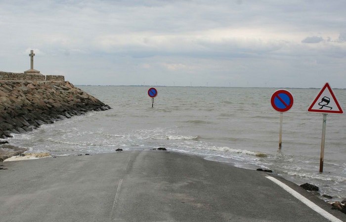 Дорога во Франции, которая исчезает под водой два раза в день.