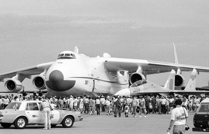 Долгое время был самым грузоподъемным самолётом в мире.