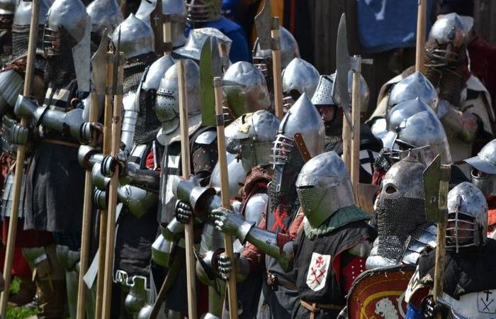 Для вскрытия доспеха нужно что-то представительнее меча. Для вскрытия доспеха нужно что-то представительнее меча.