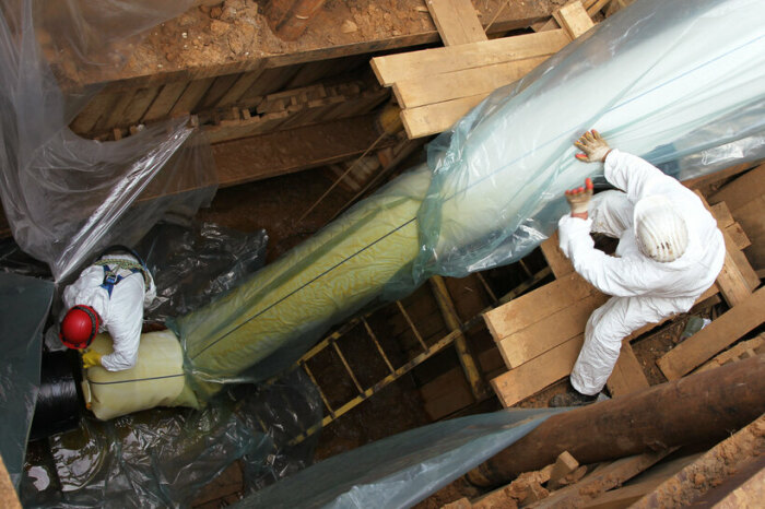 Благодаря чулку старую трубу извлекать не придётся. /Фото: mos-gaz.ru.