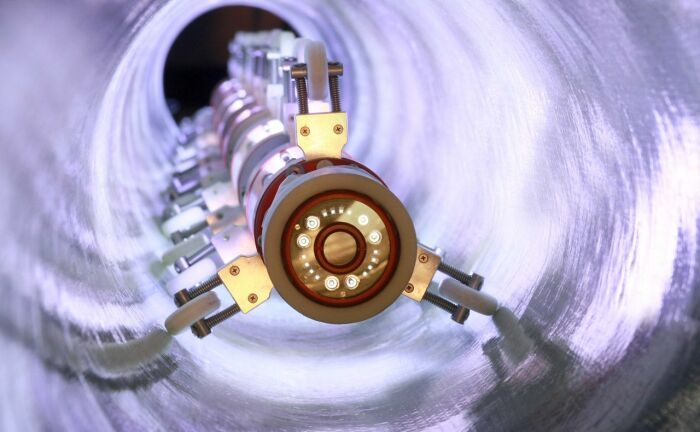 Затем в чулок запускают ультрафиолетовую лампу, для отвердения материала. /Фото: pinterest.com.