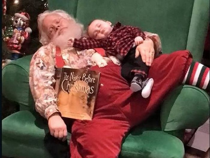 Санта задремал с 6-месячным ребенком.