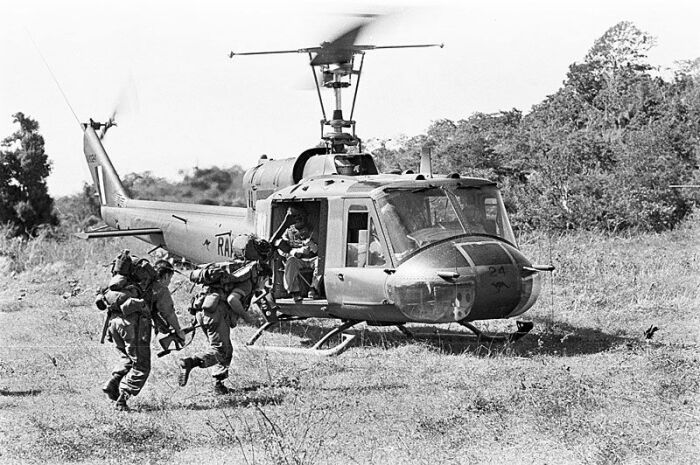 Вертолет Хьюи стал одним из символов той войны. |Фото: pinterest.com.