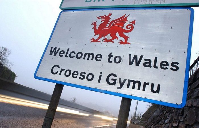 Первая часть фамилии - валлийская.