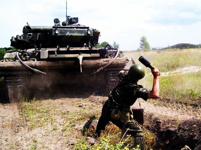 Упражнение с гранатой на танк есть даже в современной армии, но смысл здесь по большей части в психологической подготовке. |Фото: 9111.ru.