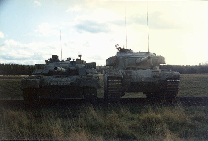 Т-80У и Strv 104 на испытаниях в 1993 году. |Фото: ya.ru.