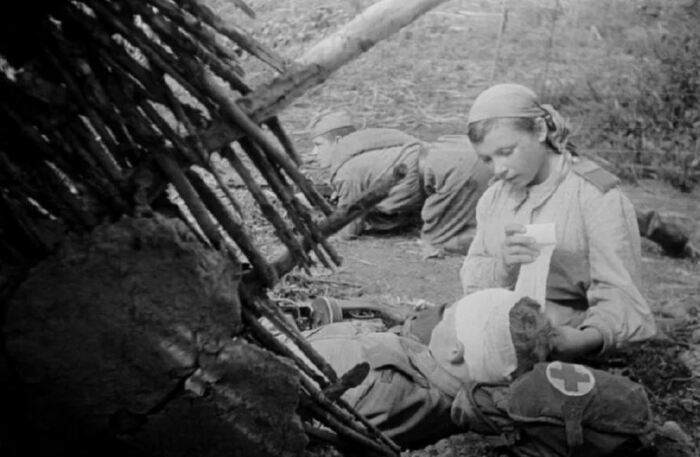Санинструктора-женщины появились из-за того, что мужчины-врачи в большинстве погибли в 1941-1942 годах. |Фото: prophotos-ru.livejournal.com.