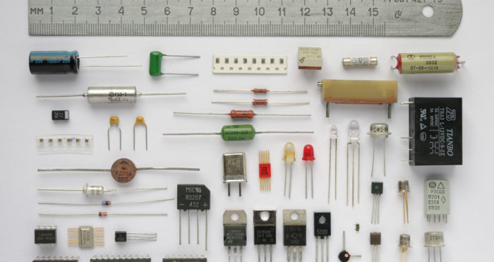 Ставим транзистор и резистор при подключении. ¦Фото: wikiversity.org.