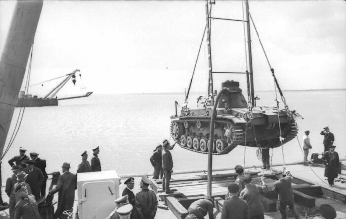 Угроза с глубин: зачем немцам понадобился подводный танк Tauchpanzer III