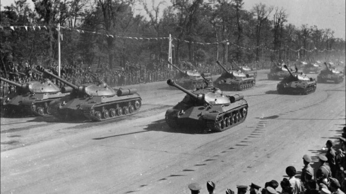 Танки ИС-3 в Берлине. На войну они не успели. |Фото: bangkokbook.ru.
