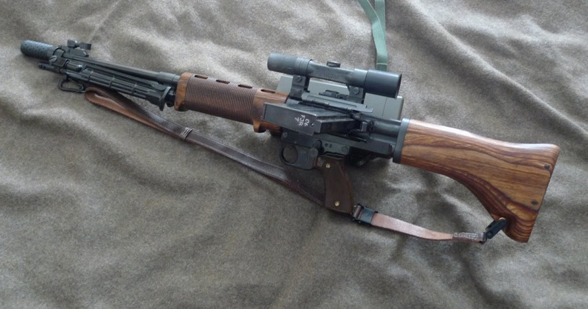 Для немецких десантников впервые стали создавать специальное оружие.