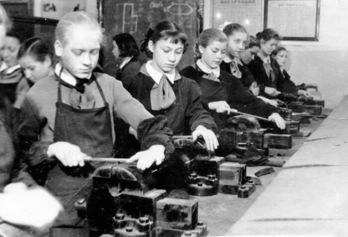 Урок труда в 1960-е. |Фото: wikikurgan.ru.
