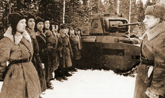 Советские танкисты на фоне Матильды. |Фото: alternathistory.com.
