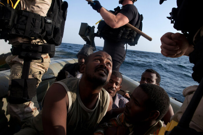 Официально с пиратами борются все страны. Но нередко из наличие бывает крайне полезным. |Фото: nytimes.com.