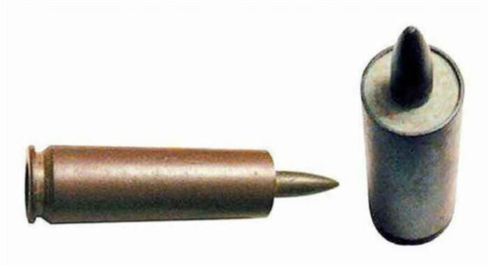 Зачем в Советском Союзе создали револьвер со спиртовыми патронами Гуревича, стрельбы, выстрела, разведки,<br /><br />Спиртовой патрон.<br /><br />Конечно же, были и минусы. Очень сильно упала начальная скорость пули. Она составляла 270 м/с. Для сравнения у пистолета ТТ начальная скорость пули патрона калибра 7.62х25 мм составляет 420 м/с. Таким образом изобретение Гуревича подходило только для стрельбы на сверхкороткие дистанции. Оптимальная дальность стрельбы из револьвера составляла 20-25 метров. Кроме того, очень быстро выяснился еще один недостаток. Вода в патронах быстро замерзала даже на несильном морозе. Решение было найдено моментально. Н2О в конструкции боеприпаса заменили раствором спирта и глицерина в пропорции 60% и 40% соответственно. Что интересно, по кучности стрельбы револьвер Гуревича смог превзойти даже знаменитый Наган. Однако в силу разных обстоятельств оружие выпустили только одной партией в количестве 53 единицы. Все они пошли на фронт.<br /><br /><div style=
