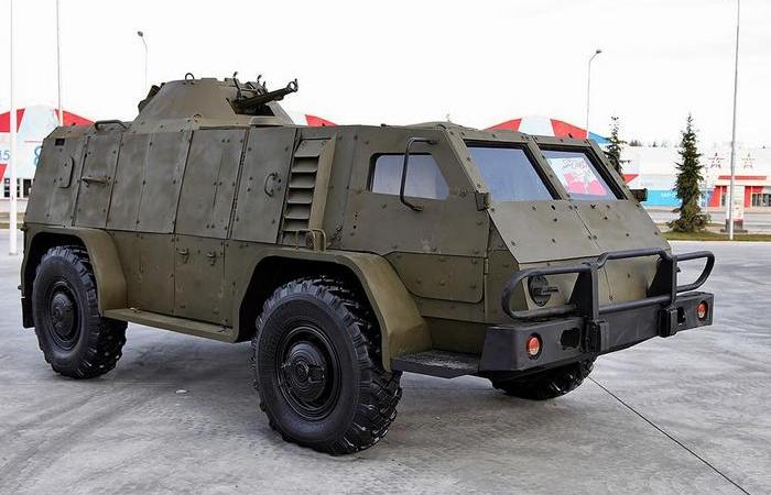 Плавать машина не умеет.