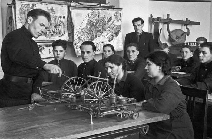 В 1940 году власти понадобилось как можно больше простых работяг.