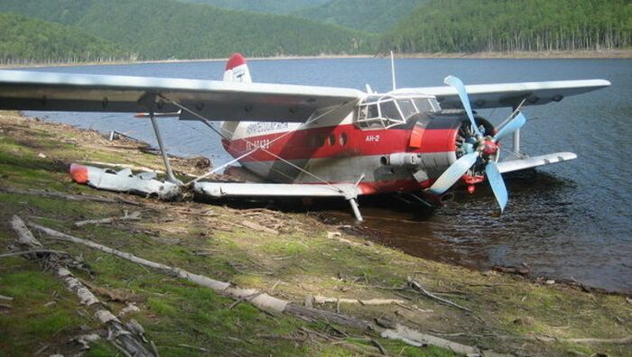 Самолет жестко посадили на берег реки. Все выжили. |Фото: ria.ru.