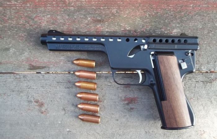 Пистолет стрелявший ракетами.