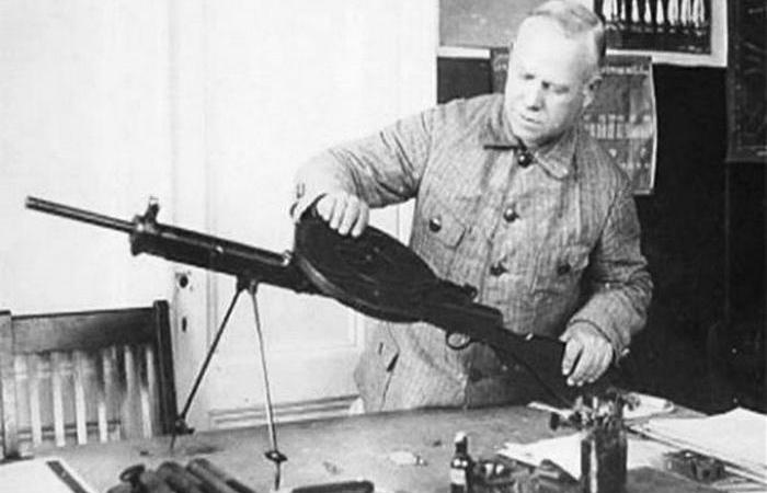 В некоторых сценах играл ДП-27.