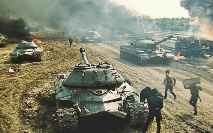 В советском кино часто играли современные на момент съемок танки. |Фото: ya.ru.