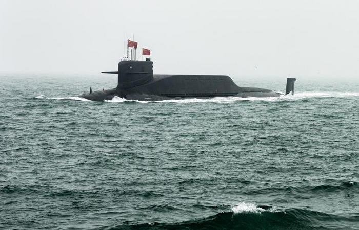 Несёт до 12 баллистических ядерных ракет.