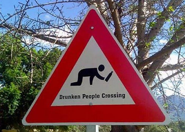 Курьёзный знак: «Пьяные люди переползают дорогу».