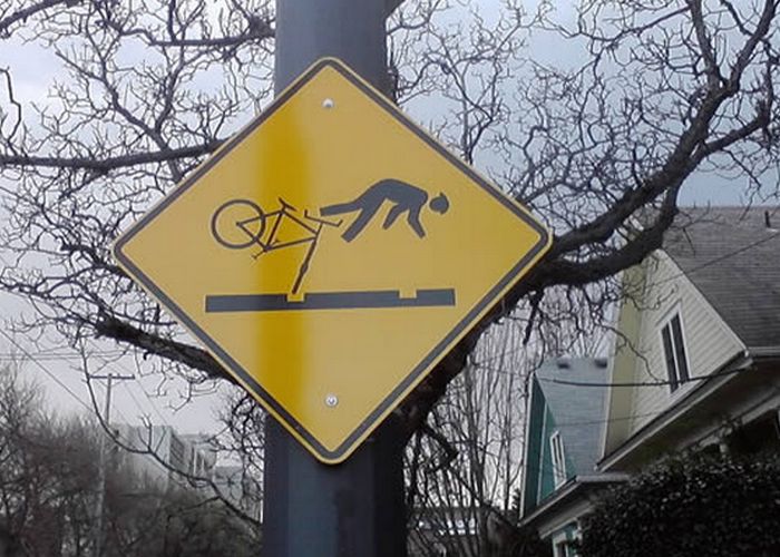 Курьёзный знак: «Падающие велосипедисты».