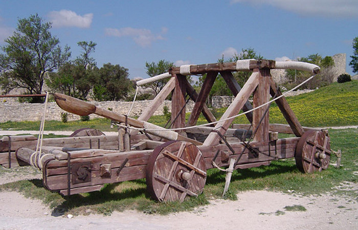 По мере развития фортификации появились и машины.