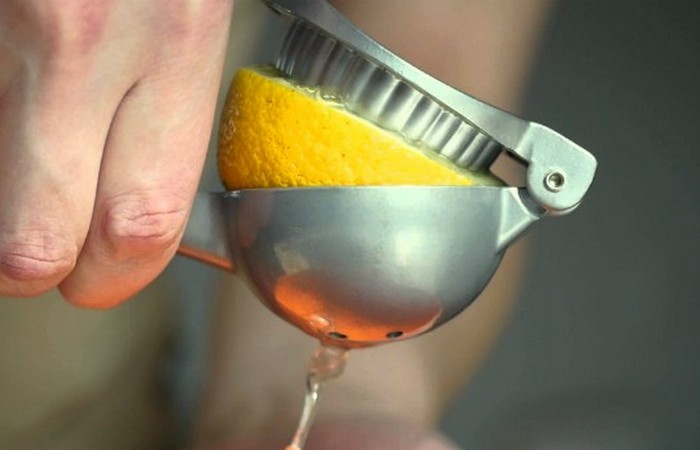 Модный лайфхак: лимонный сок + пищевая сода на ногти.