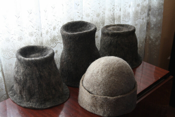 Из шерсти шапки люди делали с древнейших времен. |Фото: hatmaster.org.
