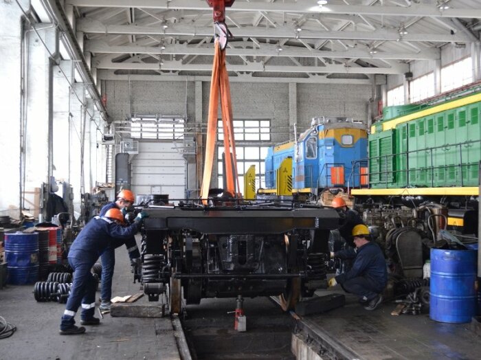 Чаще всего холодный локомотив гонят на ремонт. |Фото: spgtsamara.ru.