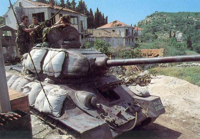 Т-34-85 на Балканах в ходе Гражданской войны в Югославии. |Фото: livejournal.com.