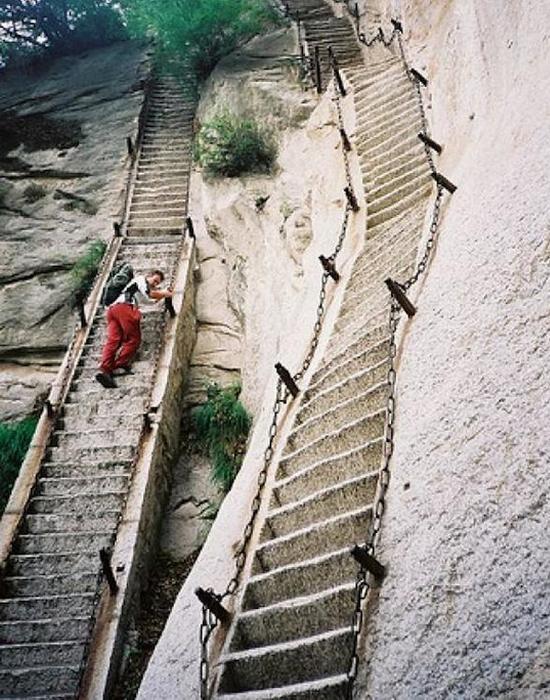 Необычная лестница на горе Хуашань.