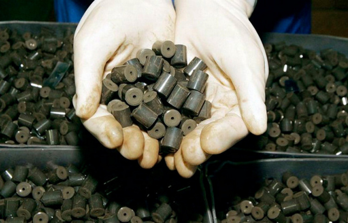 По-настоящему опасен только обогащённый уран.