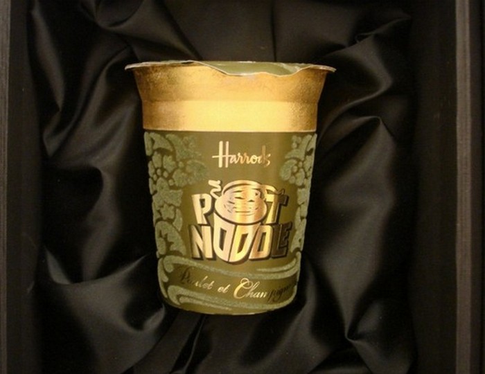 Лапша быстрого приготовления - Harrods Pot Noodle.