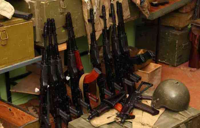 На складах полно нормального оружия.