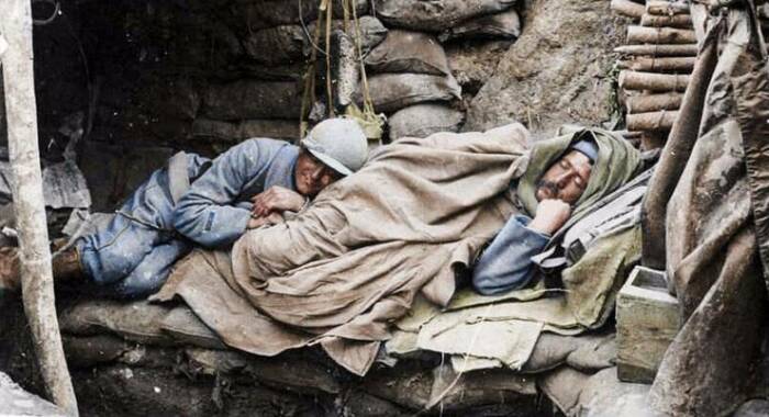 На передовой солдат спит где придется. |Фото: stoneforest.ru.